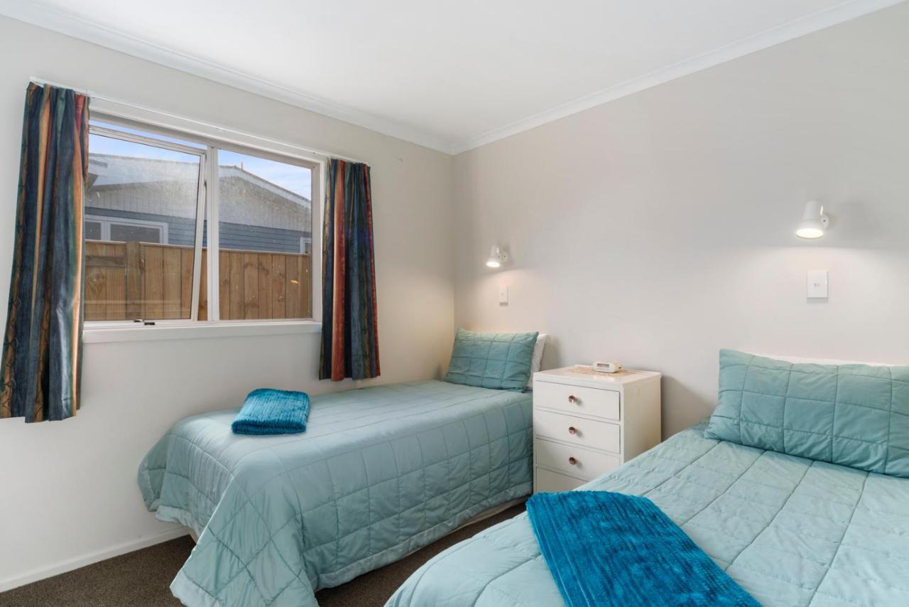 Rainbow Lake House - Lake Taupo Holiday Home Экстерьер фото