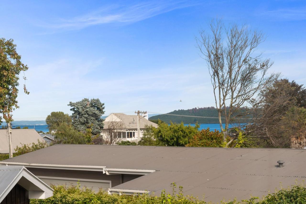 Rainbow Lake House - Lake Taupo Holiday Home Экстерьер фото