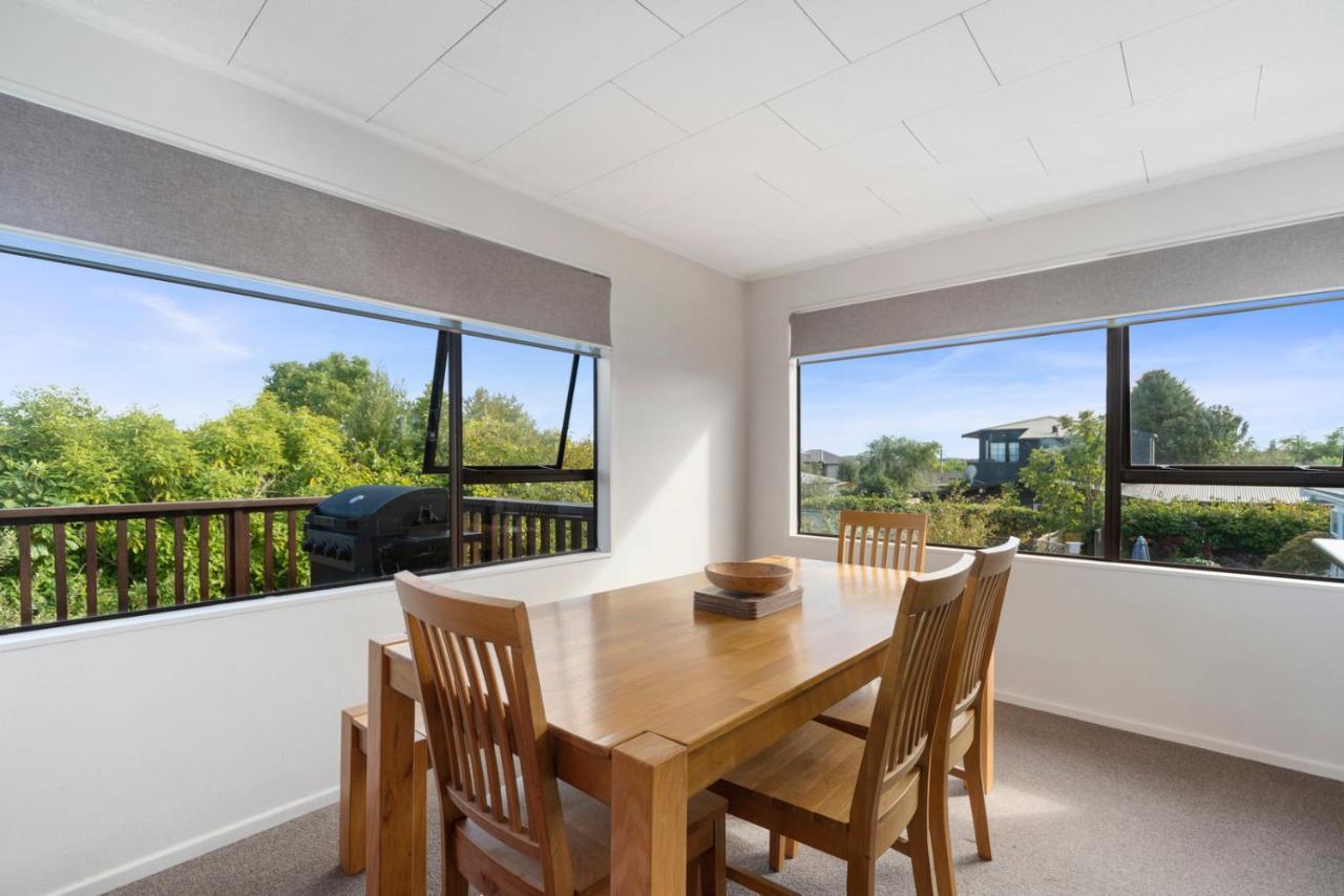Rainbow Lake House - Lake Taupo Holiday Home Экстерьер фото
